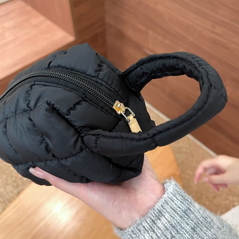 黒バッグ キルティングパッド入りミニハンドバッグ