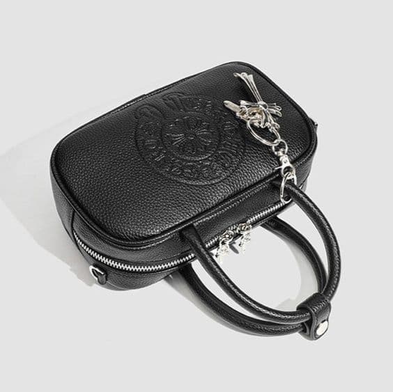 黒バッグ 十字架チャーム付き型押しミニボストンバッグ