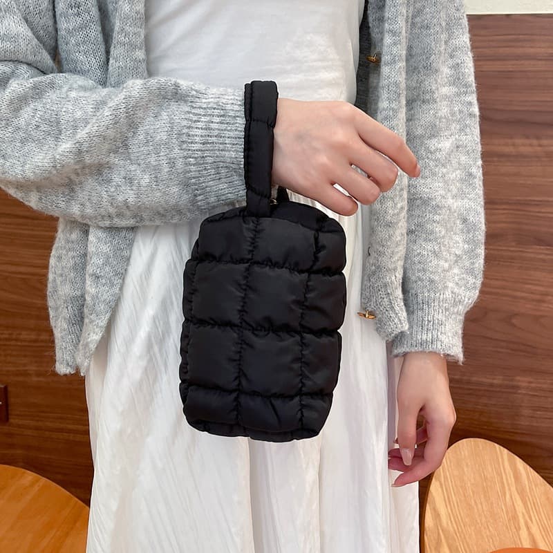黒バッグ キルティングパッド入りミニハンドバッグ