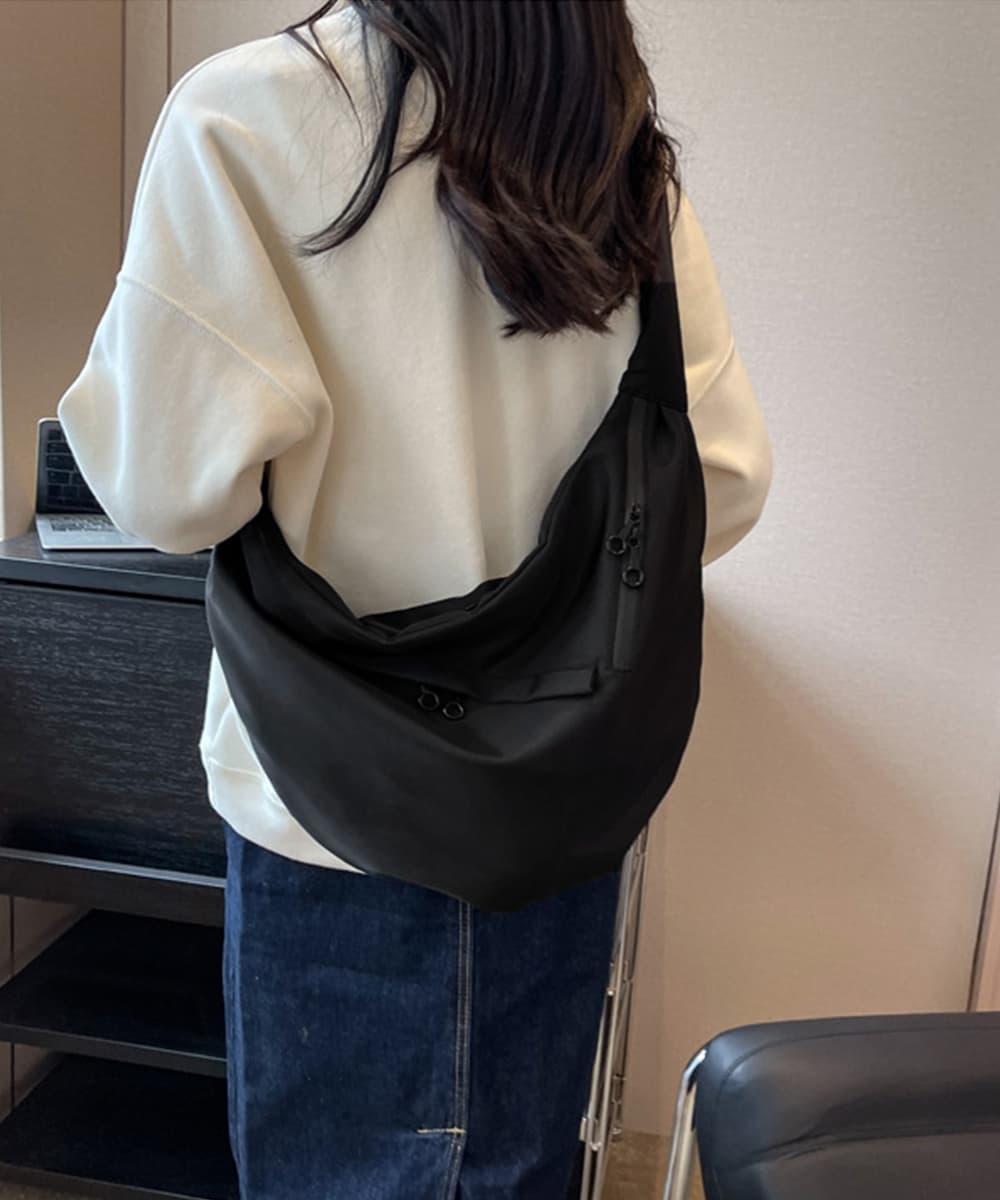 黒バッグ 三日月型大容量ナイロンショルダーバッグ