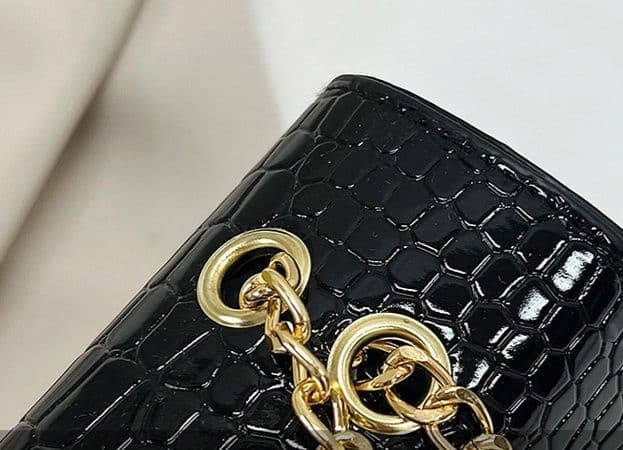 黒バッグ クロコ型押しチェーン付き三層ショルダーバッグ