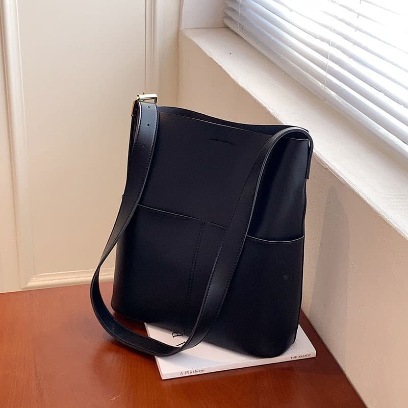 黒バッグ 上質レザー調縦型ショルダーバッグ