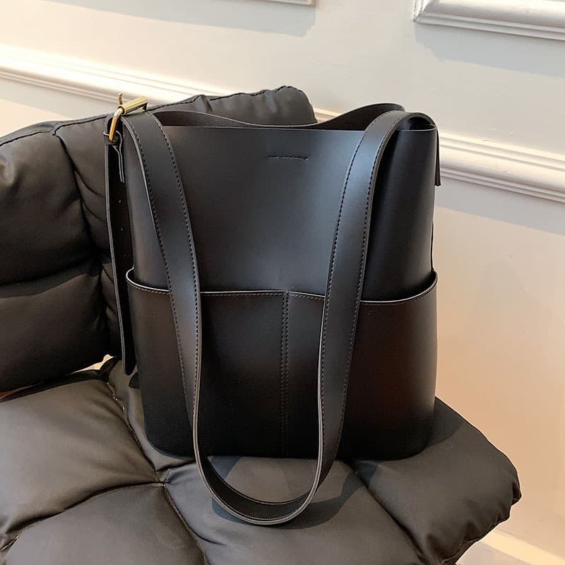 黒バッグ 上質レザー調縦型ショルダーバッグ