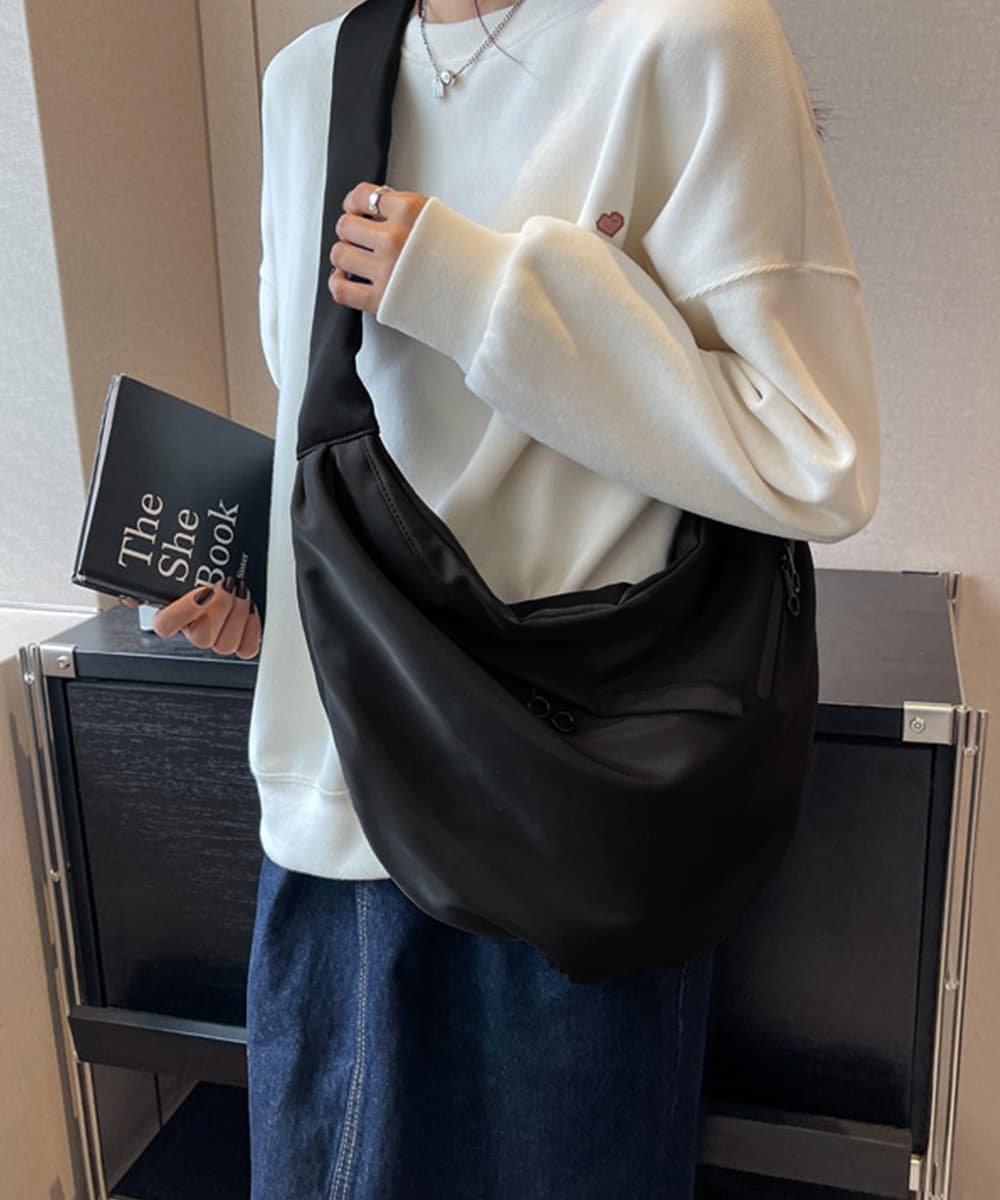 黒バッグ 三日月型大容量ナイロンショルダーバッグ