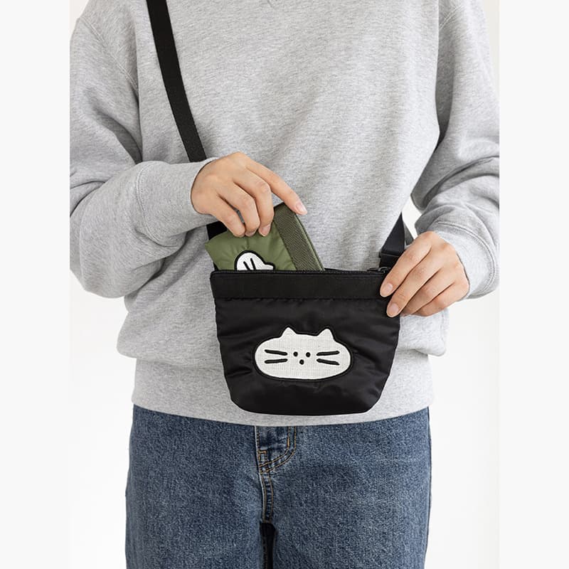 黒バッグ 猫フェイスワンポイント軽量ショルダーバッグ