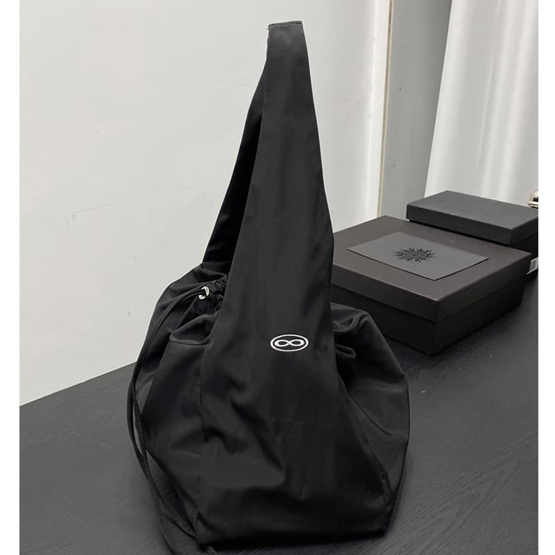 黒バッグ ワンショルダー大容量ナイロンバッグ