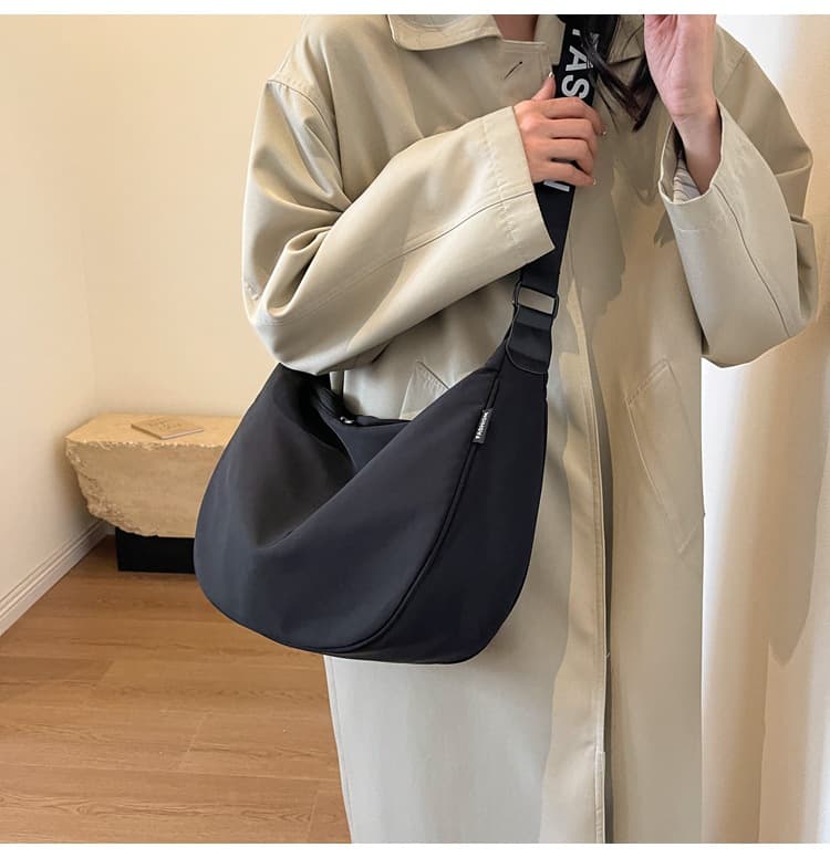 黒バッグ 三日月型ナイロン素材大容量ショルダーバッグ