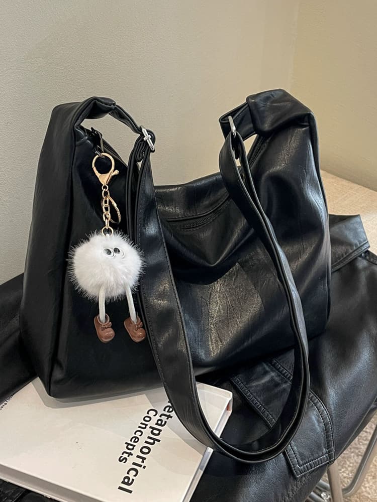 黒バッグ 柔らか素材の大容量ショルダーバッグ